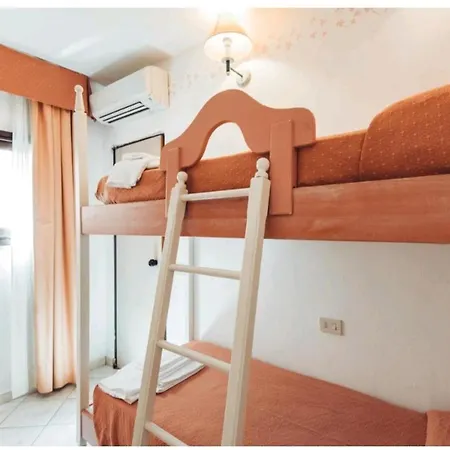 Nuraghe מלון דירות 3*